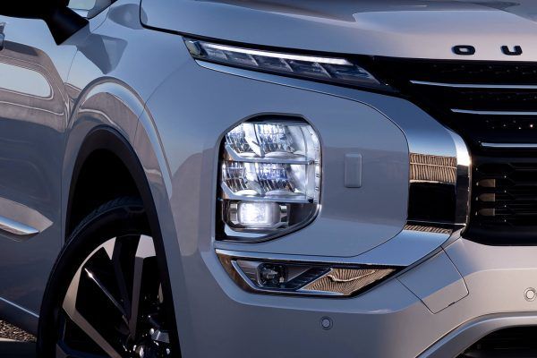 22MY_OL_LHD_FT_Front-Lights-600x400